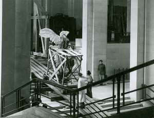 Durante a Segunda Guerra, a estátua foi retirada do Louvre para protegê-la dos alemães