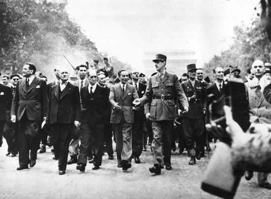 General de Gaulle caminha em Paris após a libertação da cidade francesa 