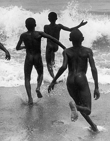 A foto "meninos negros correndo em direção à onda" (de 1930), do húngaro Martin Munkacsi foi a inspiração para Cartier-Bresson mergulhar de vez no mundo da fotografia.